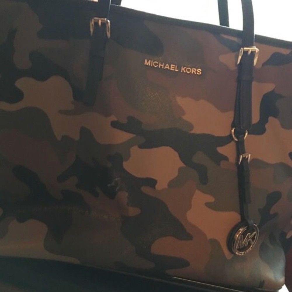 Limited edition Micheal Kors camo purse - Picture 2 of 5